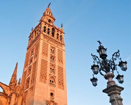 Inicio de la construcción de la Giralda de Sevilla