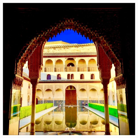 Yusuf I manda edificar el Patio de Comares