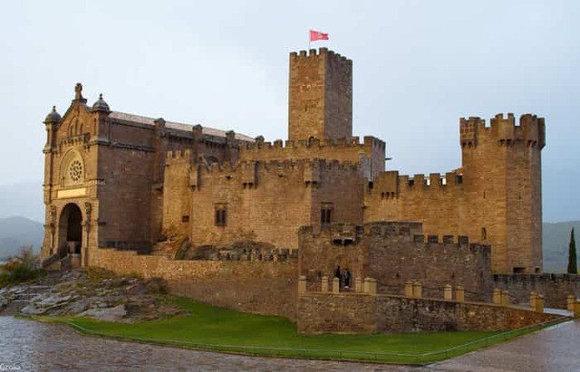 Tras sufrir graves desperfectos en los muros, el castillo se rindió.