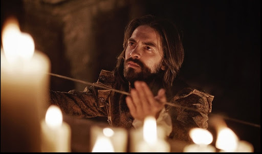 La víspera de la Anunciación , pasó la noche entera en la iglesia. Es su "vela de armas" como caballero de Dios.