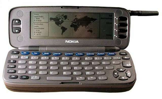 10.000.000 de ordenadores conectados a Internet. El Nokia 9000 Communicator se convierte en el smartphone e  integraba una CPU Intel 386.