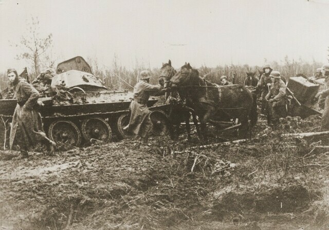 Tanques y equipaje de los alemanes hundidos en el barro durante la campaña militar en la frontera oriental.
