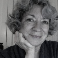 Linda Caporael propuso una teoría a lo ocurrido en Salem argumento el envenenamiento producto del consumo de comenzuelo.