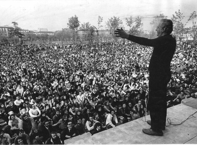 Dario Fo presenta l'opera teatrale Mistero Buffo