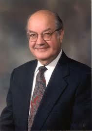 Paul Baran presentó un sistema de comunicaciones que, mediante computadoras conectadas a una red descentralizada