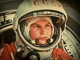 Yuri Gagarin de la URSS fue el primer humano en viajar al espacio. Alan Shepard (EU) viaja al espacio.