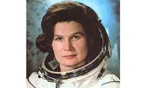 John Glenn, primer astronauta de EU que orbita la tierra. Valentina Tereshkova, primera mujer astrounauta en viajar al espacio.