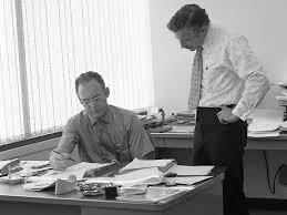 Robert Noyce y Gordon Moore fundan la corporación Intel.
