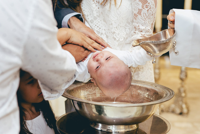 EL BAUTIZA DE LA MADRE ELISA