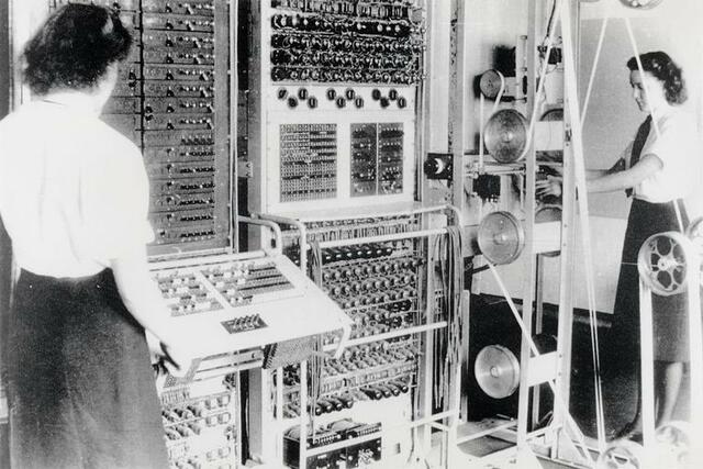 O computador criado em 1943 na segunda guerra mundial pelos britânicos para auxiliar na guerra não era nada parecido com os de hoje, chamado de Colossus ele era enorme e precisava de uma sala inteira para operalo.