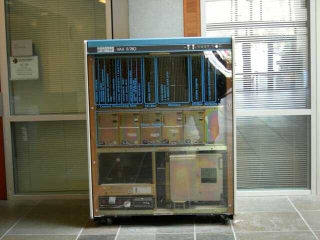 Digital Equipment Corporation presenta VAX