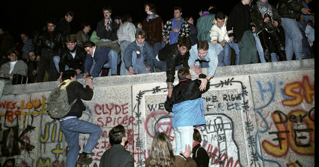 Berlinmuren faller