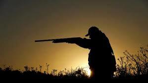 1. Dorian decide unirse a una partida de caza.