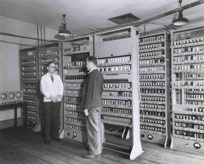 EDSAC (Eletronic Delay Storage Automatic Calculator)