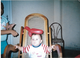 Marcando tendencia con un sombrero exótico y a la moda B).