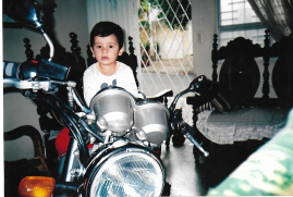 Si algún día la velocidad me quita la vida, no llores, iba sonriendo.