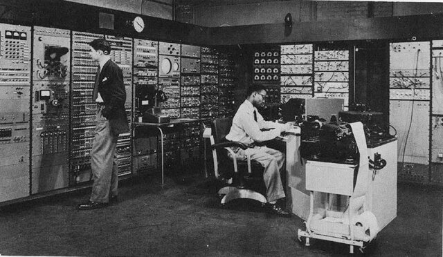 La tecnología se basa en grandes ordenadores o mainframes.