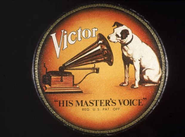 RCA Victor incorpora en la mercadotecnia el primer logotipo-símbolo, el perro Nipper