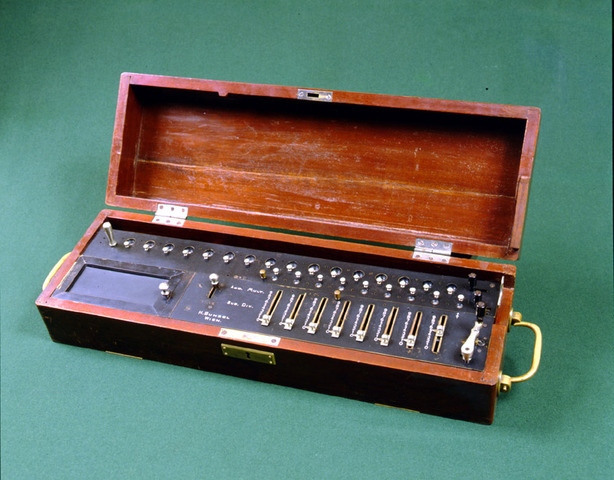 арифмометр Томаса, первое механическое вычислительное устройство, получившее широкое распространение.