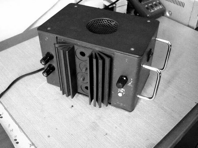 три учёных в лабораториях компании Bell Labs, Уильям Шокли, Уолтер Браттейн и Джон Бардин изобрели точечный транзисторный усилитель, что позволило уменьшить размеры компьютеров, до этого использовавших электронные лампы.