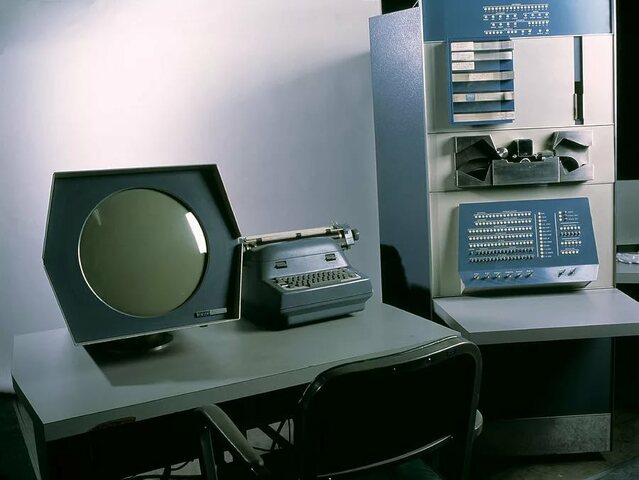 компания DEC представила первый мини-компьютер PDP-1 (Programmed Data Processor), стоимость которого составляла 120 000 долларов. Это был первый коммерческий компьютер, оснащённый клавиатурой и монитором.