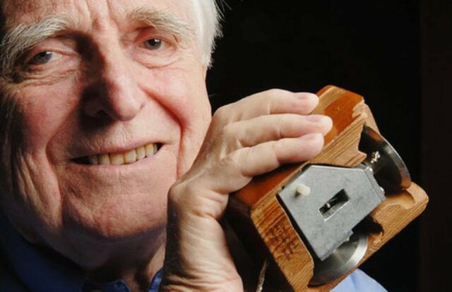 Дуглас Энгельбарт изобрёл компьютерную мышь.