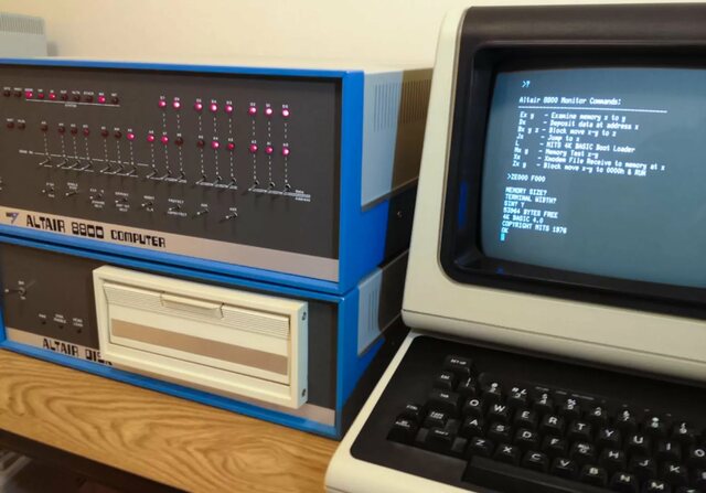 В 1974 году фирма MITS начало производство компьютера Altair 8800, который, как считается, положил начало всем любительским персональным компьютерам. Одной из причин успеха этого компьютера была простота архитектуры по отношению к «большим ЭВМ».