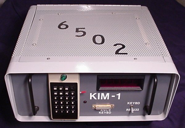 В 1975 году фирма MOS Technology, Inc. начало производство компьютера KIM-1