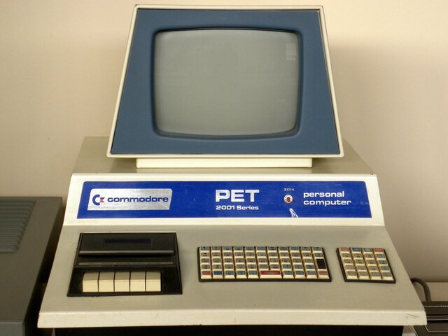 В декабре 1977 года появился Commodore PET — первый компьютер, в комплект поставки которого входили клавиатура, монитор, накопитель на магнитной ленте (специальный фирменный магнитофон).