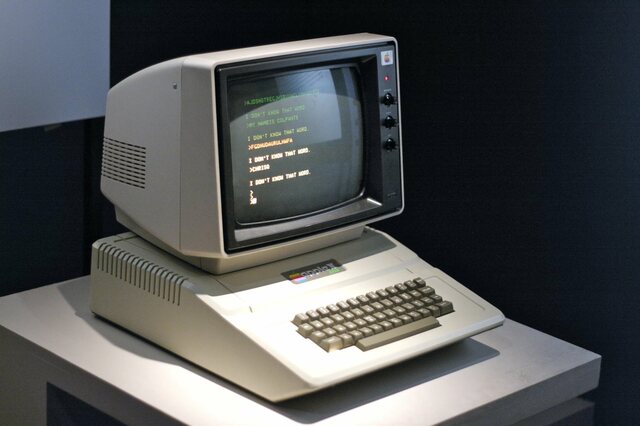 В июне 1977 года первый серийно выпускавшийся Apple II предложил пользователям интегрированную клавиатуру, цветную графику, звук, пластиковый корпус и восемь слотов расширения. В отличие от предыдущих коммерчески выпускаемых ПК, «Apple II»