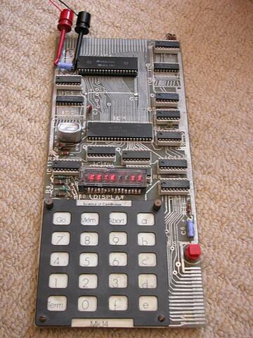 В 1978 году поступил в продажу Sinclair Mk14 по цене всего 39.95 английских фунтов.