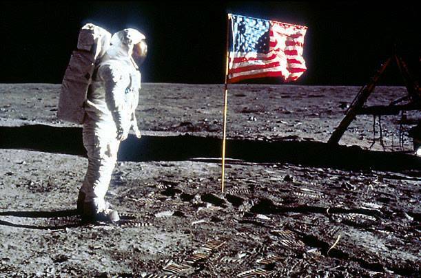 o homem pisou na lua pela primeira vez, na nave Apollo 11