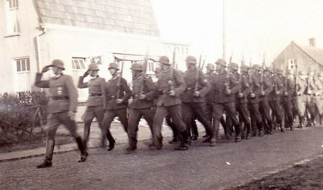 Duitsers trekken België binnen.