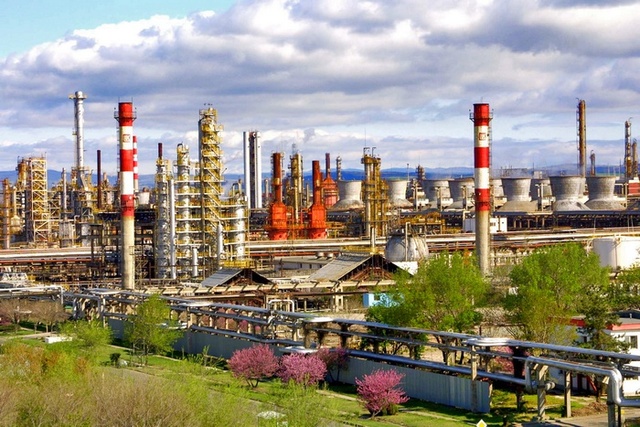 Adquisición de las refinerías de Ukhta y Odessa, Saratovorgsintez, Stavrolen y Bugras (Bulgaria)