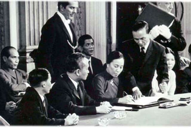 TRATADO DE PARIS EEUU, SE RETIRA DE VIETMAN