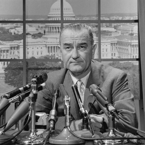 Lyndon B. Johnson envía contingentes militares a Vietnam