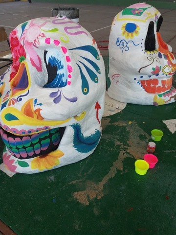 "Calavera gigante por el Día de muertos"