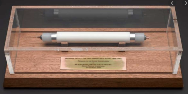 Primer enlace transoceánico con fibra óptica