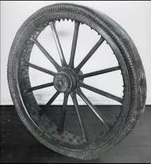 Aparecen los primeros neumáticos elaborados por cuero y tubos de goma.