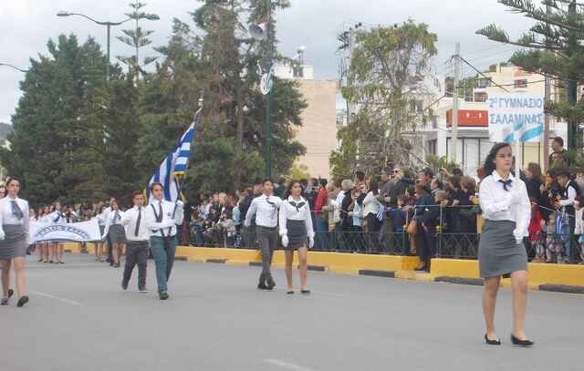 28 Οκτωβρίου (Σημαία σχολείου και παραστάτες στις Εορταστικές εκδηλώσεις (Δοξολογία-Κατάθεση στεφάνων) και Παρέλαση του σχολείου)