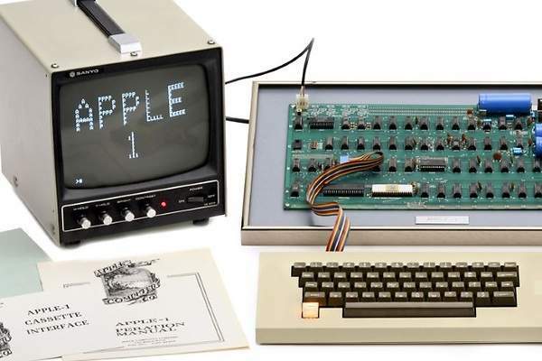 APPLE 1 , fue unos de los primeros computadores personales