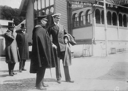 Guillermo II abdica. República de Alemania