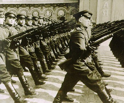 Coexistencia pacífica: Johnson envía contingentes militares. (Guerra Fría)