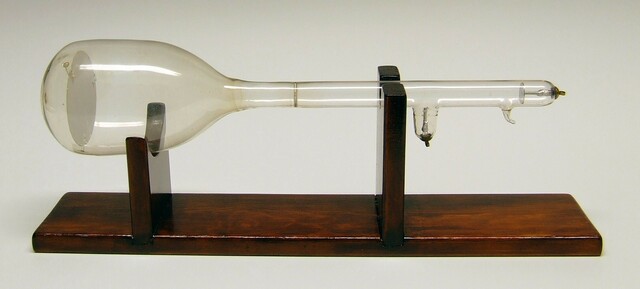 создание первой в мире электронно- лучевой трубки