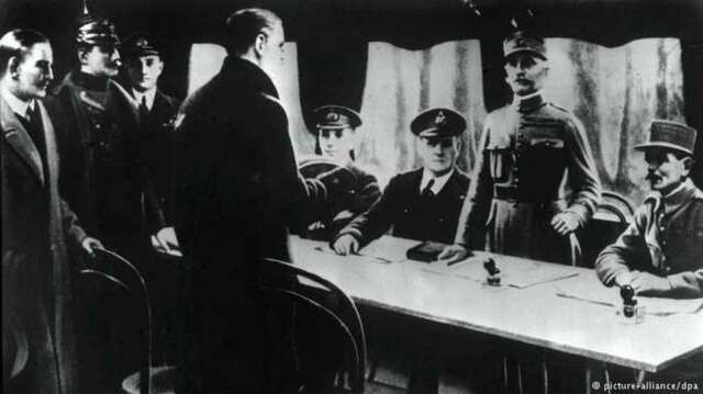 El Imperio Otomano firma un armisticio.