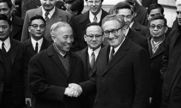 Se firma el Tratado de Paz con Vietnam en París