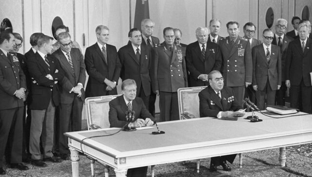 Breznev y Ford se encuentran Vladivostok y acuerdan un borrador del tratado SALT II