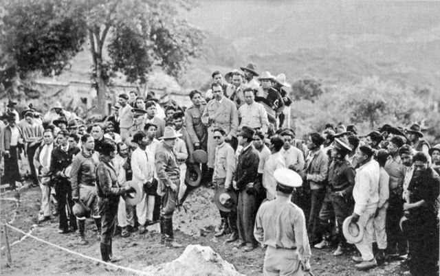 Se adopta una política agraria, motivada, por la fuerte repartición de tierras despues de la revolución de 1910.