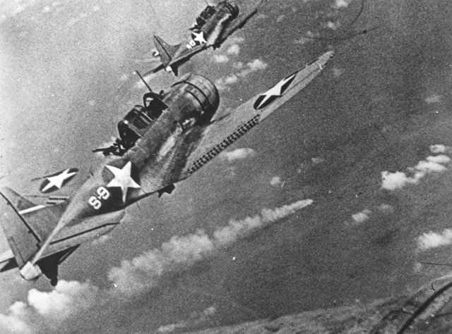 EE.UU. derrota a Japón en la batalla de Midway.