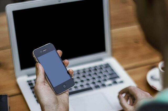 Fusión celular y computadora.